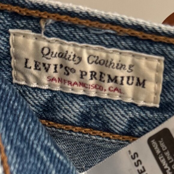 Levi's - Ribcage Straight Ankle Jeans in Medium Wash - Picture 15 of 16